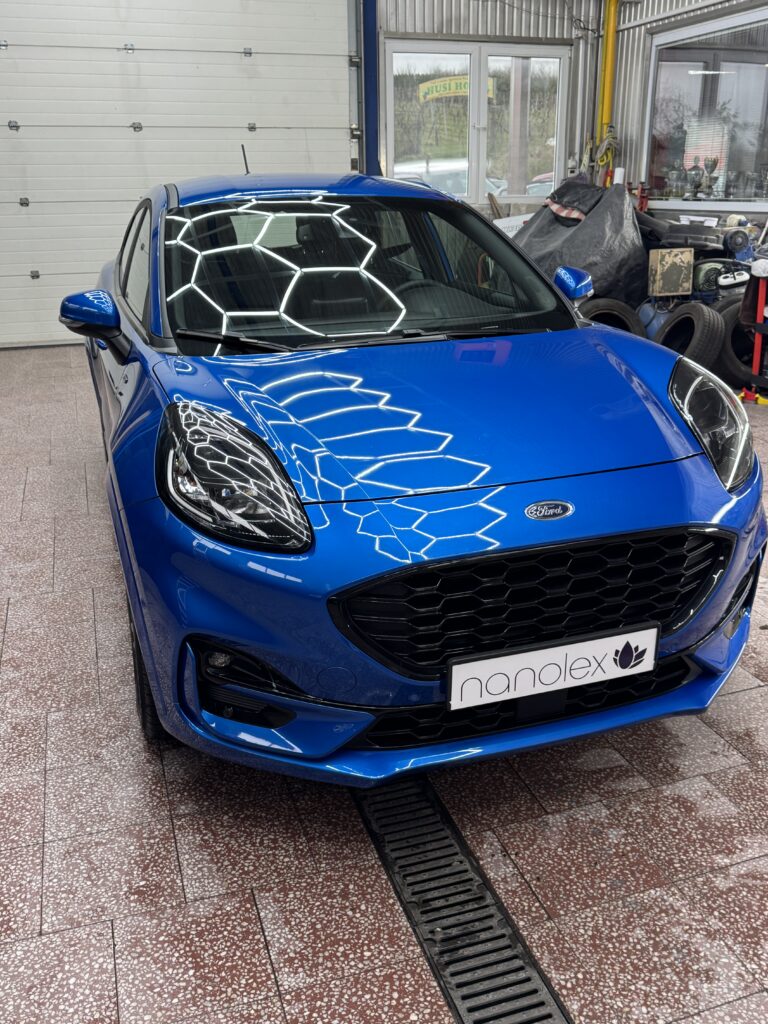 Vyčištěný exteriér osobního auta Ford