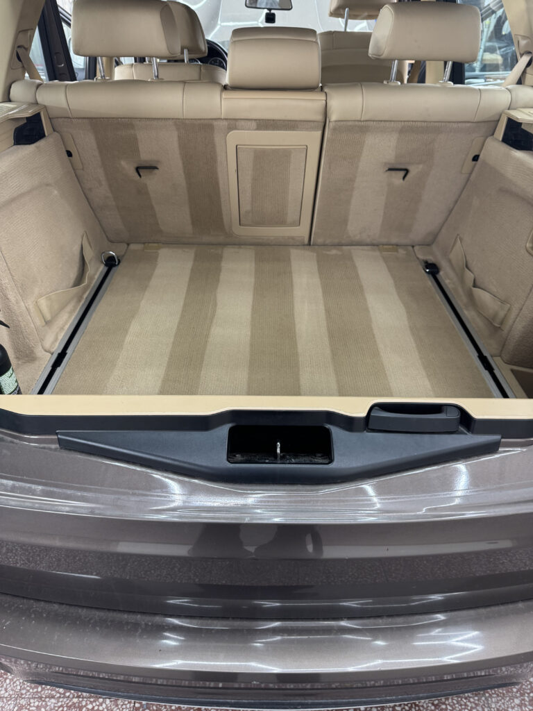 Vyčištěný kufr na osobním autě BMW X5